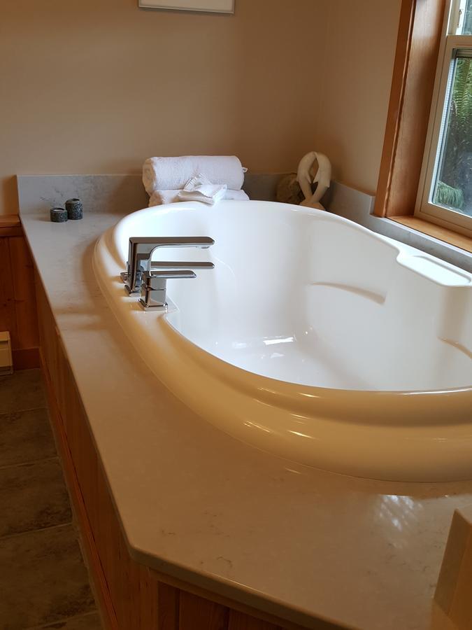 Reef Point Oceanfront Bed And Breakfast Ucluelet Exteriör bild