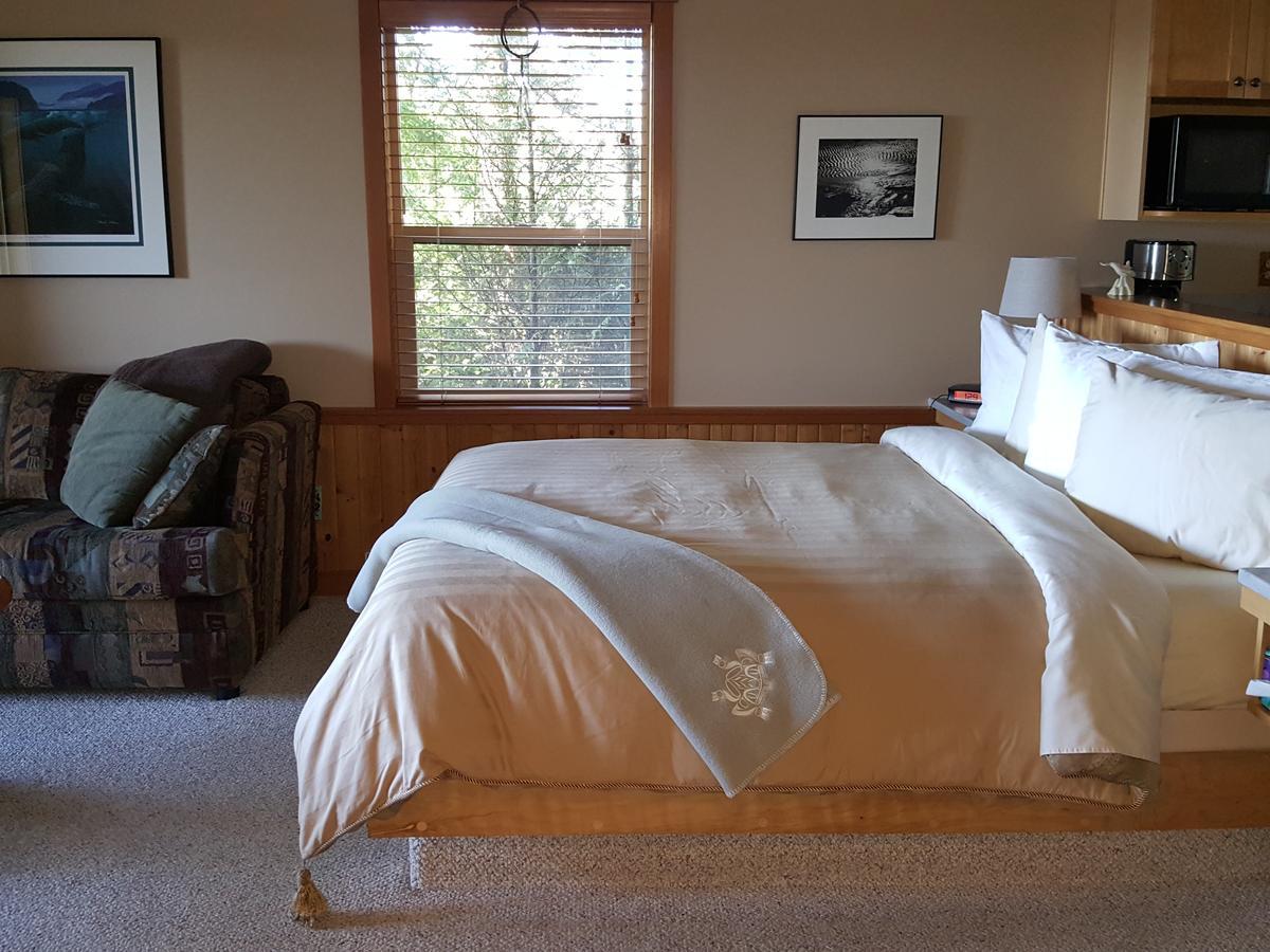 Reef Point Oceanfront Bed And Breakfast Ucluelet Exteriör bild