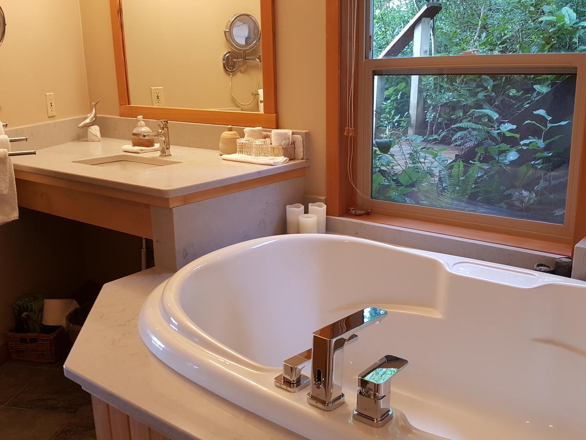 Reef Point Oceanfront Bed And Breakfast Ucluelet Exteriör bild