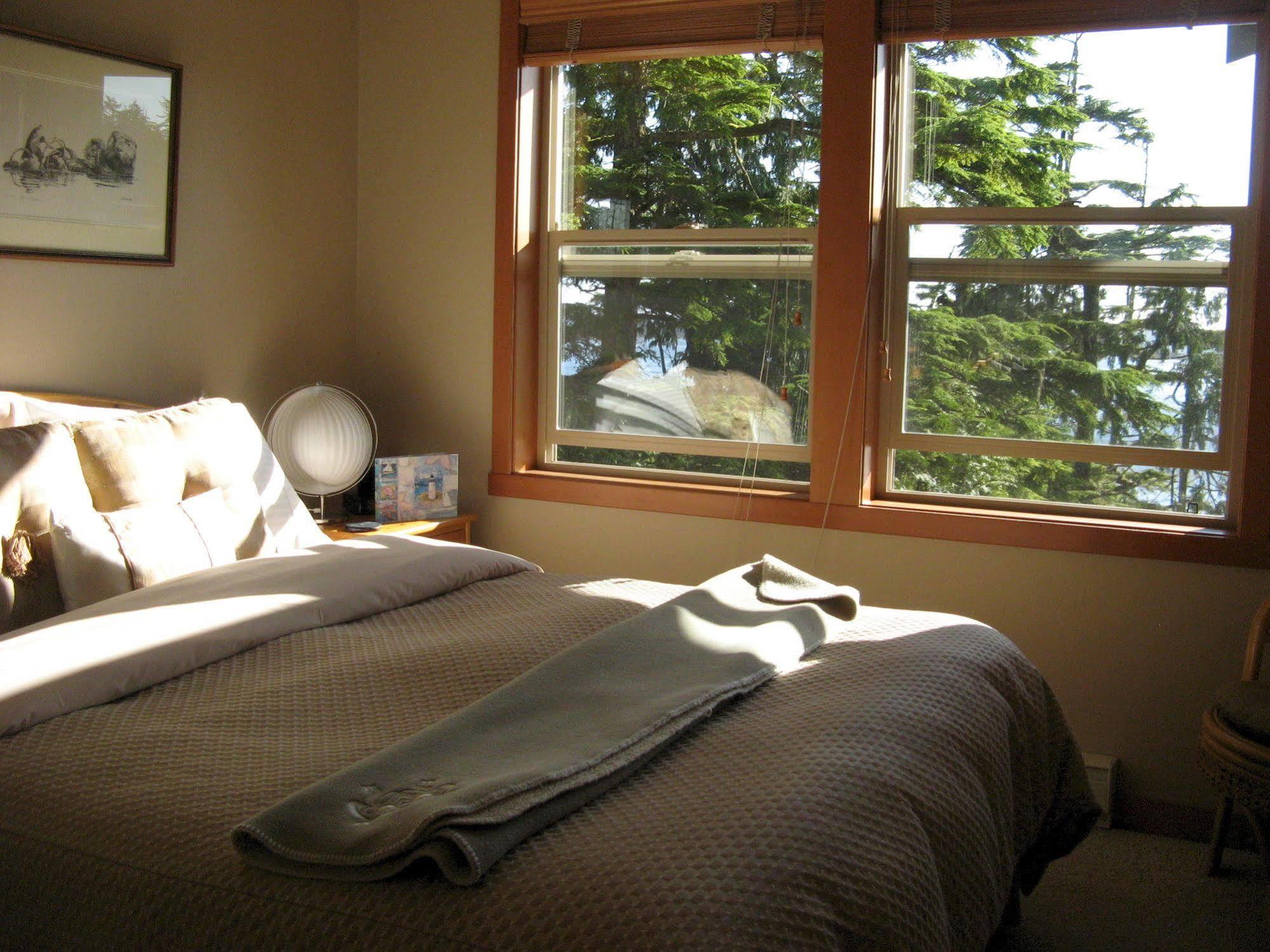 Reef Point Oceanfront Bed And Breakfast Ucluelet Exteriör bild