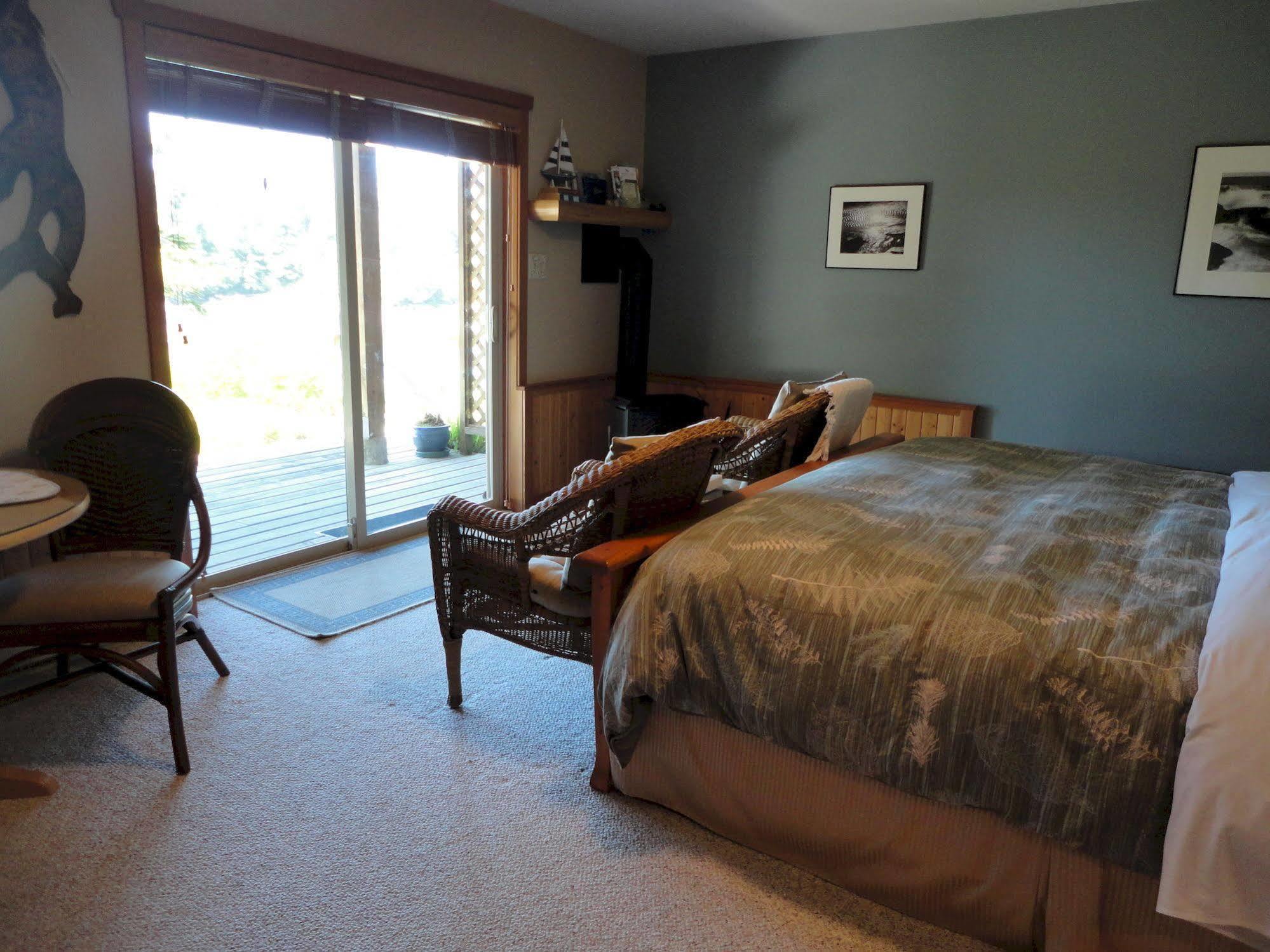 Reef Point Oceanfront Bed And Breakfast Ucluelet Exteriör bild